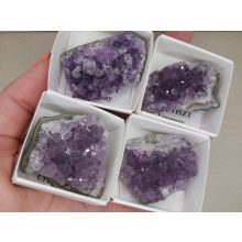 Ametiszt nyers kristályos kő véletlenszerűen