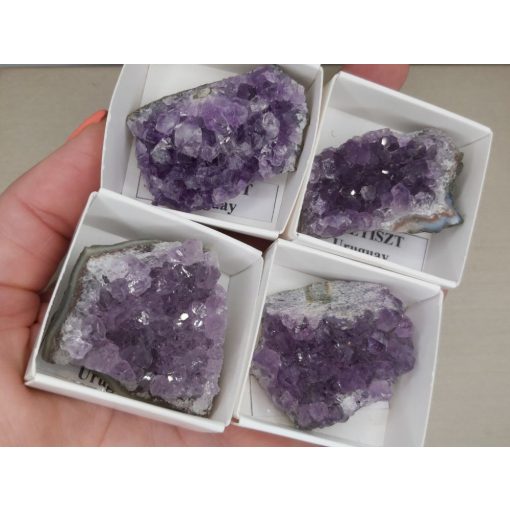 Ametiszt nyers kristályos kő véletlenszerűen