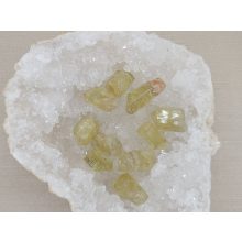 Apatit zöld nyers kristály kicsi véletlenszerűen