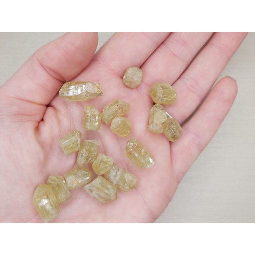 Apatit zöld nyers kristály kicsi véletlenszerűen