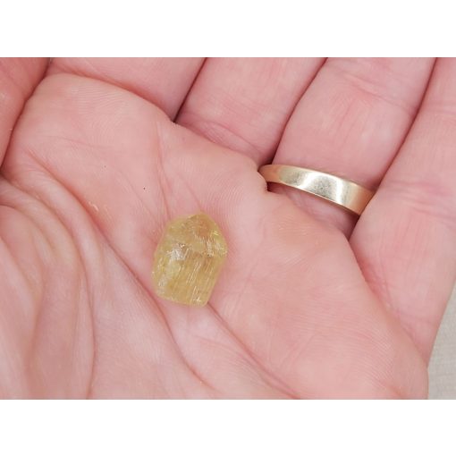 Apatit zöld nyers kristály kicsi 