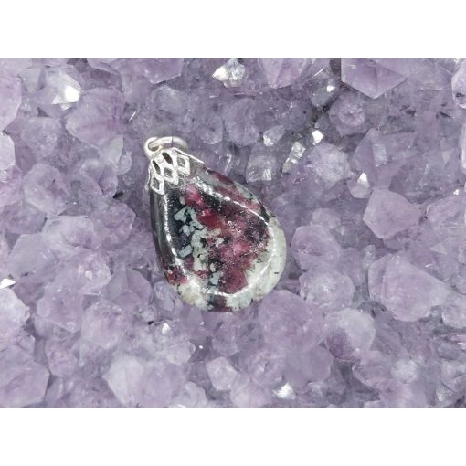 Eudialit medál kaboson