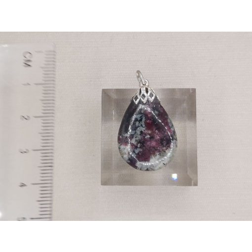 Eudialit medál kaboson