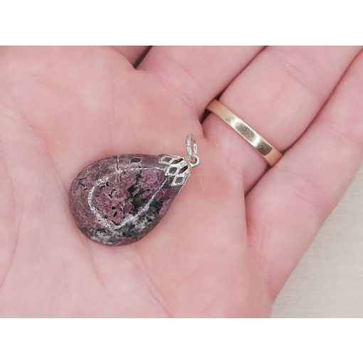 Eudialit medál kaboson