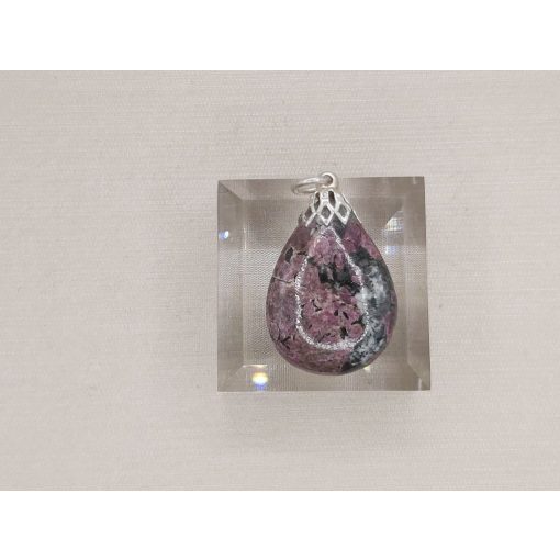 Eudialit medál kaboson