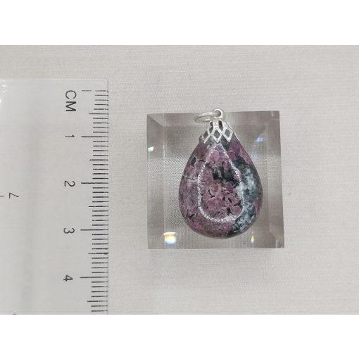 Eudialit medál kaboson