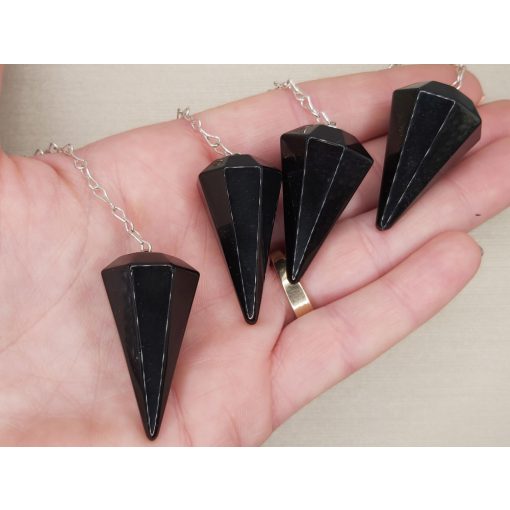 Fekete turmalin inga véletlenszerűen