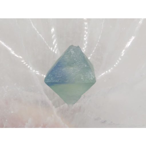 Fluorit nyers kő oktaéder