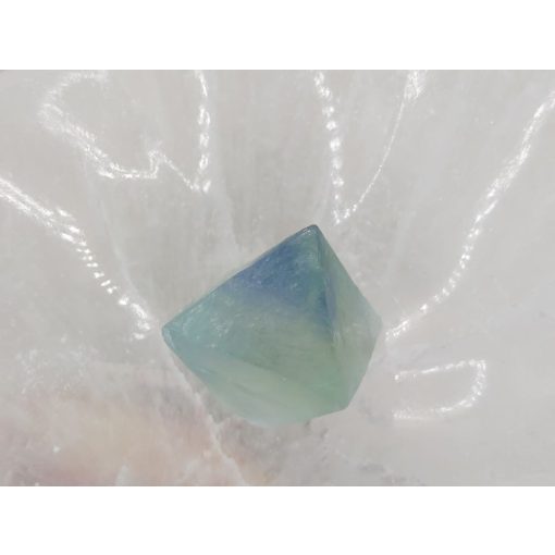 Fluorit nyers kő oktaéder