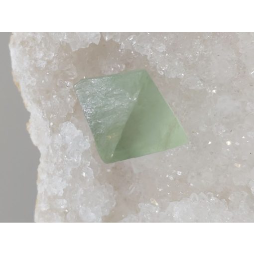 Fluorit nyers kő oktaéder