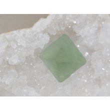 Fluorit nyers kő oktaéder