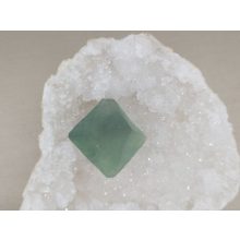 Fluorit nyers kő oktaéder