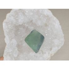 Fluorit nyers kő oktaéder