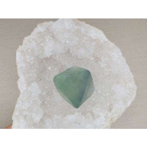 Fluorit nyers kő oktaéder