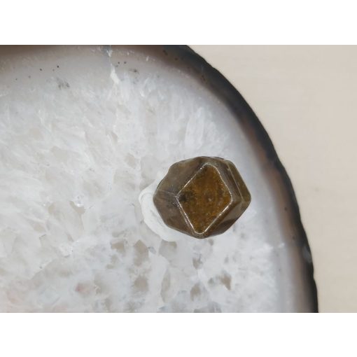 Glosszulár felcsiszolt rondodekaéder