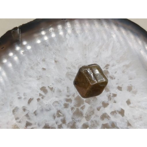 Glosszulár felcsiszolt rondodekaéder