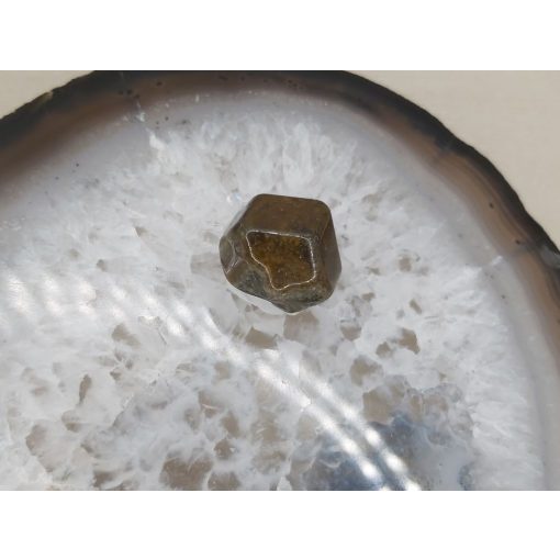 Glosszulár felcsiszolt rondodekaéder