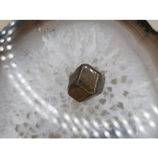 Glosszulár felcsiszolt rondodekaéder