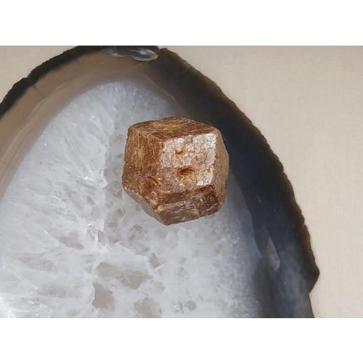 Glosszulár nyers rondodekaéder