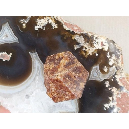 Glosszulár nyers rondodekaéder