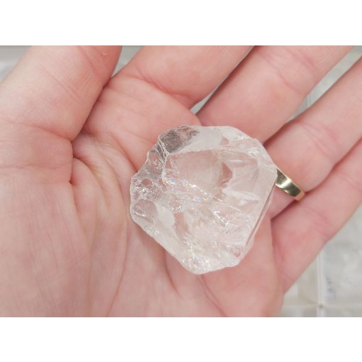 Hegyikristály nyers kő véletlenszerűen