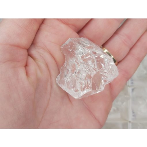 Hegyikristály nyers kő véletlenszerűen