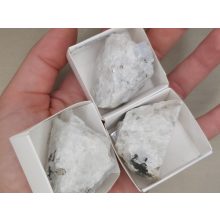 Holdkő nyers ásvány véletlenszerűen