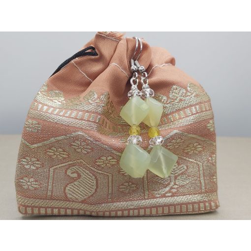 Jade formadíszített fülbevaló