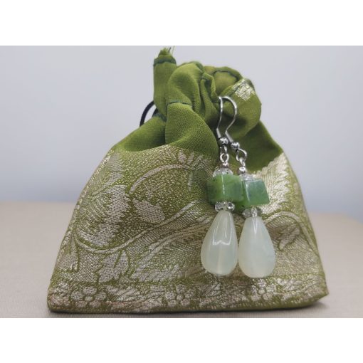 Jade formadíszített fülbevaló