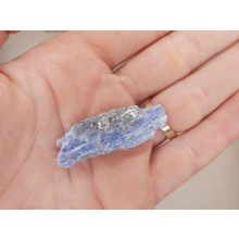 Kianit nyers kő kicsi