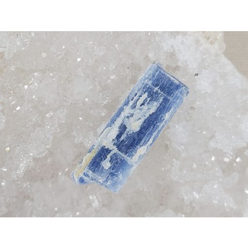 Kianit nyers kő kicsi