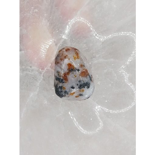 Klinohummit marokkő