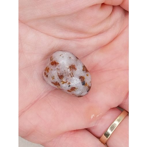 Klinohummit marokkő