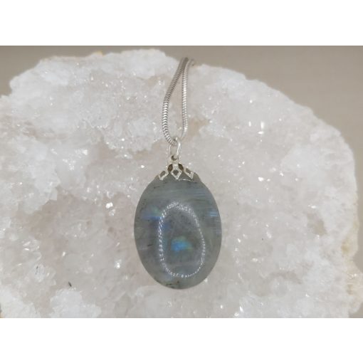 Labradorit medál kaboson 