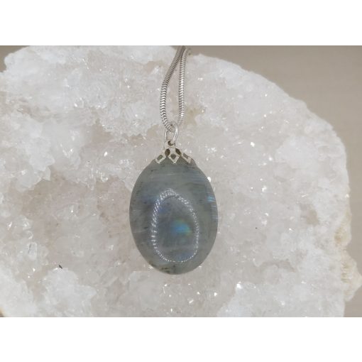 Labradorit medál kaboson 