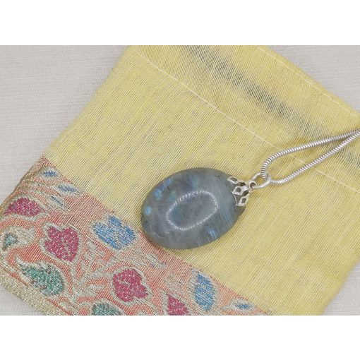 Labradorit medál kaboson 