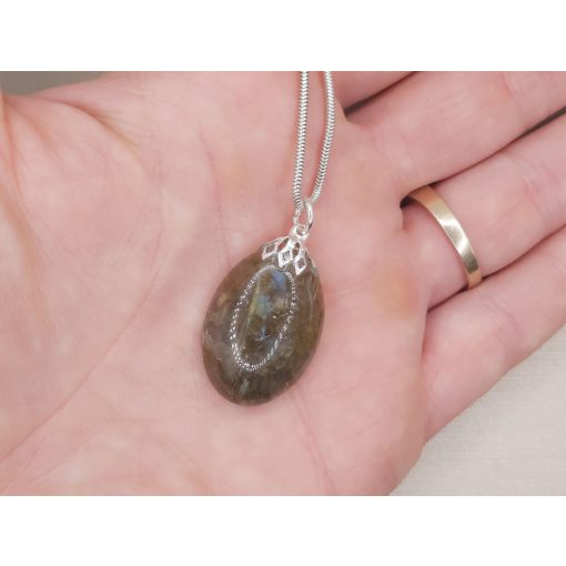 Labradorit medál kaboson 