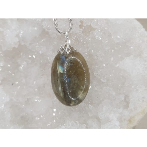 Labradorit medál kaboson 