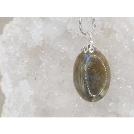Labradorit medál kaboson 