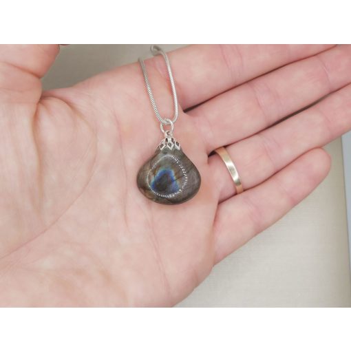 Labradorit medál kaboson 