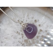 Lila kalcedon medál kaboson