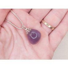 Lila kalcedon medál kaboson