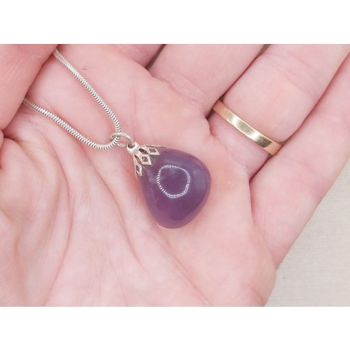 Lila kalcedon medál kaboson