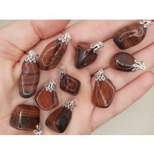 Macskaszem medál véletlenszerűen