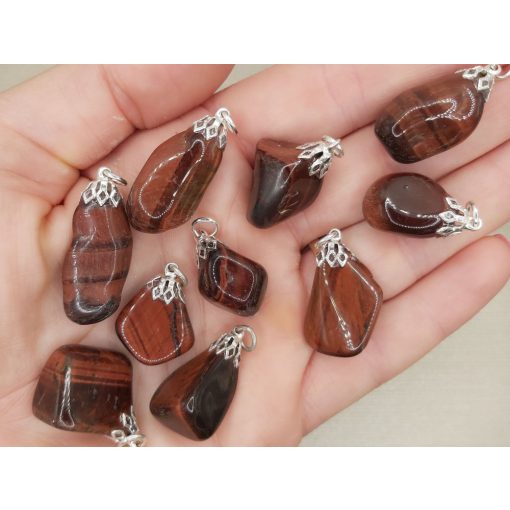 Macskaszem medál véletlenszerűen