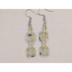 Prehnit formadíszített fülbevaló