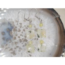 Prehnit formadíszített fülbevaló