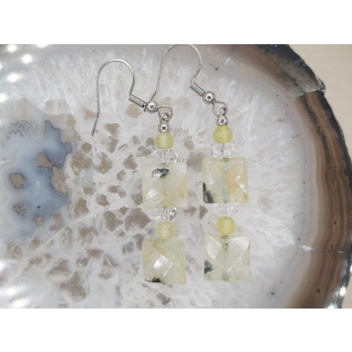 Prehnit formadíszített fülbevaló