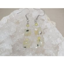 Prehnit formadíszített fülbevaló