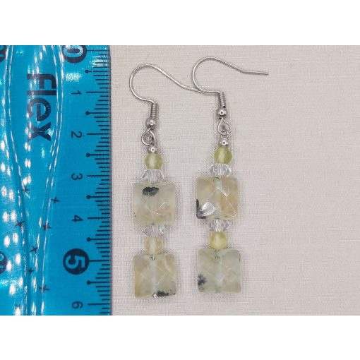 Prehnit formadíszített fülbevaló